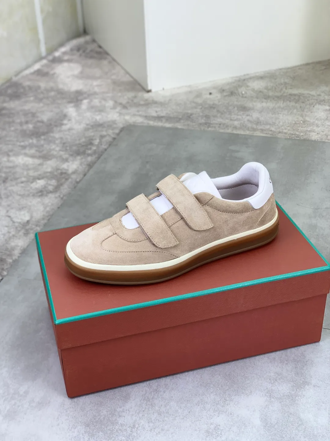 Men's men's shoes 💰P580 New model 💰 The latest casual shoes Loro Piana 💯 Top grade 💯 Buy the original copy 💯 Founded the existing Loro Piana company on April 24, 1924. It is the sixth generation of family operation, providing the best quality products to customers who are discerning about taste and quality. Imported original fly woven fabric with cowhide fabric, plain calfskin lining, hand-stitched thread with cowhide feet, original packaging, high-end outsole, size: 38-45 (custom-made for 46), 5️⃣ colors available